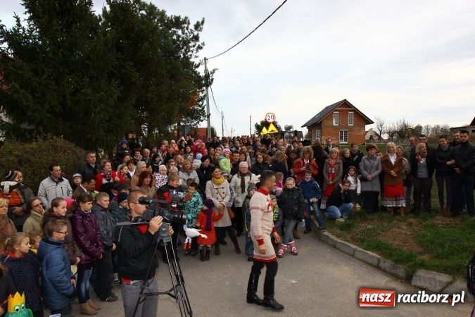 Zdjęcie w galerii na portalu naszraciborz.pl: Przedstawienie na ulicach Samborowic, a po nim... wiadomości z regionu