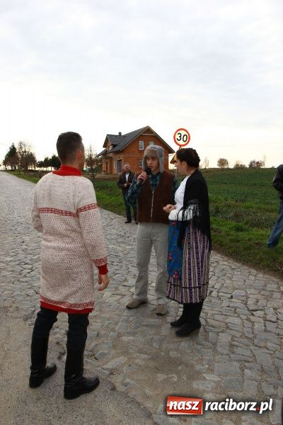 Zdjęcie w galerii na portalu naszraciborz.pl: Przedstawienie na ulicach Samborowic, a po nim... wiadomości z regionu