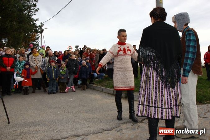 Zdjęcie w galerii na portalu naszraciborz.pl: Przedstawienie na ulicach Samborowic, a po nim... wiadomości z regionu