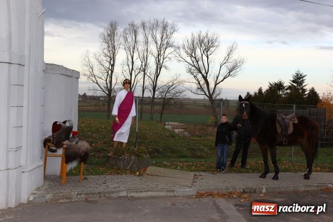 Zdjęcie w galerii na portalu naszraciborz.pl: Przedstawienie na ulicach Samborowic, a po nim... wiadomości z regionu