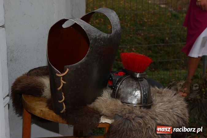 Zdjęcie w galerii na portalu naszraciborz.pl: Przedstawienie na ulicach Samborowic, a po nim... wiadomości z regionu