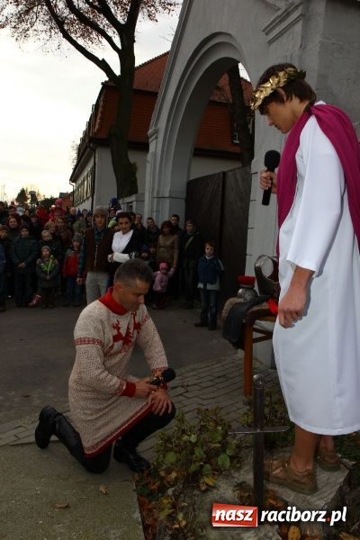 Zdjęcie w galerii na portalu naszraciborz.pl: Przedstawienie na ulicach Samborowic, a po nim... wiadomości z regionu