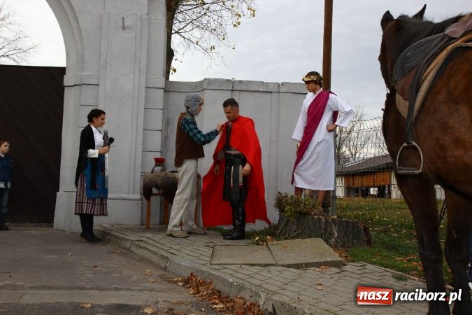 Zdjęcie w galerii na portalu naszraciborz.pl: Przedstawienie na ulicach Samborowic, a po nim... wiadomości z regionu