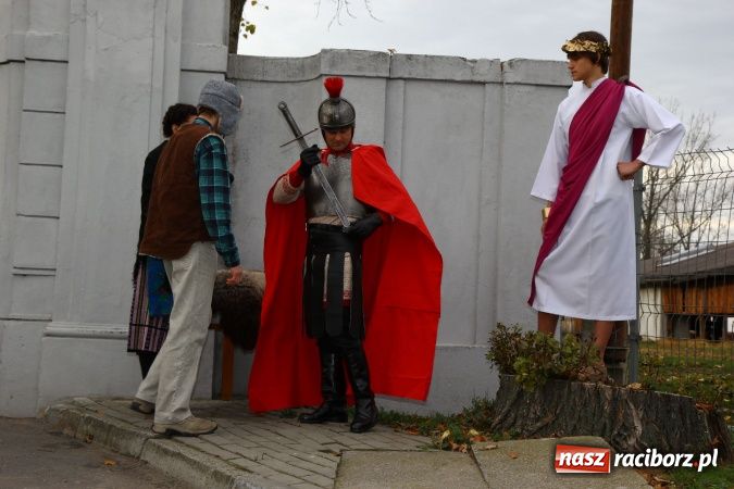 Zdjęcie w galerii na portalu naszraciborz.pl: Przedstawienie na ulicach Samborowic, a po nim... wiadomości z regionu