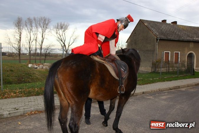 Zdjęcie w galerii na portalu naszraciborz.pl: Przedstawienie na ulicach Samborowic, a po nim... wiadomości z regionu