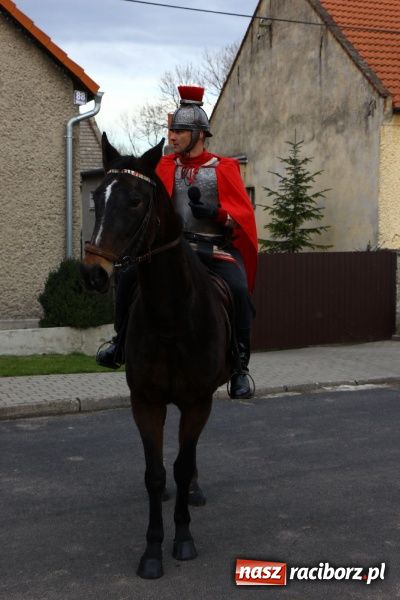 Zdjęcie w galerii na portalu naszraciborz.pl: Przedstawienie na ulicach Samborowic, a po nim... wiadomości z regionu