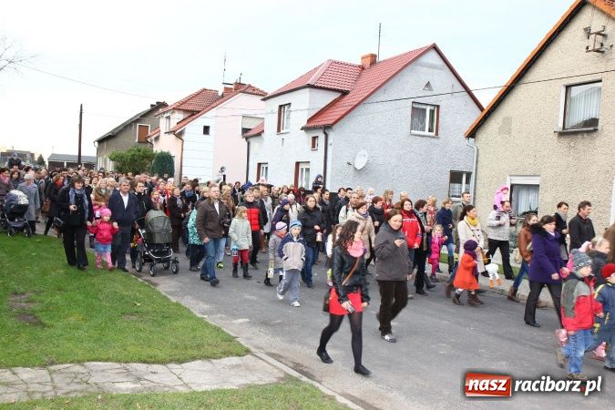 Zdjęcie w galerii na portalu naszraciborz.pl: Przedstawienie na ulicach Samborowic, a po nim... wiadomości z regionu