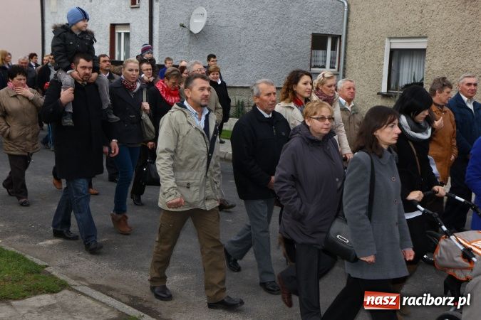Zdjęcie w galerii na portalu naszraciborz.pl: Przedstawienie na ulicach Samborowic, a po nim... wiadomości z regionu