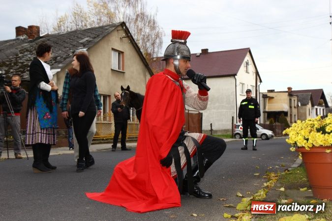 Zdjęcie w galerii na portalu naszraciborz.pl: Przedstawienie na ulicach Samborowic, a po nim... wiadomości z regionu