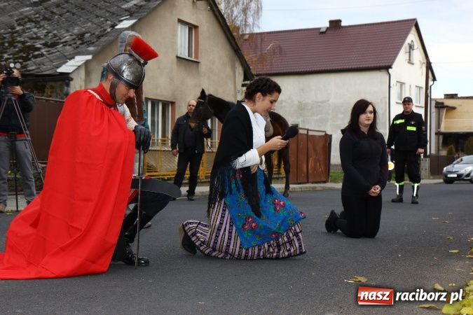 Zdjęcie w galerii na portalu naszraciborz.pl: Przedstawienie na ulicach Samborowic, a po nim... wiadomości z regionu