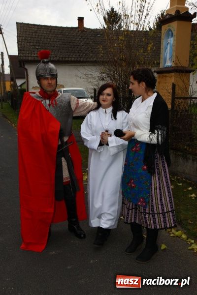 Zdjęcie w galerii na portalu naszraciborz.pl: Przedstawienie na ulicach Samborowic, a po nim... wiadomości z regionu