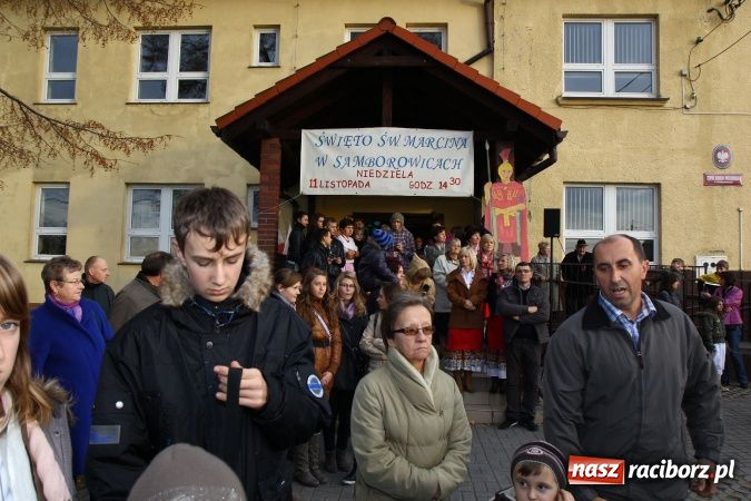 Zdjęcie w galerii na portalu naszraciborz.pl: Przedstawienie na ulicach Samborowic, a po nim... wiadomości z regionu