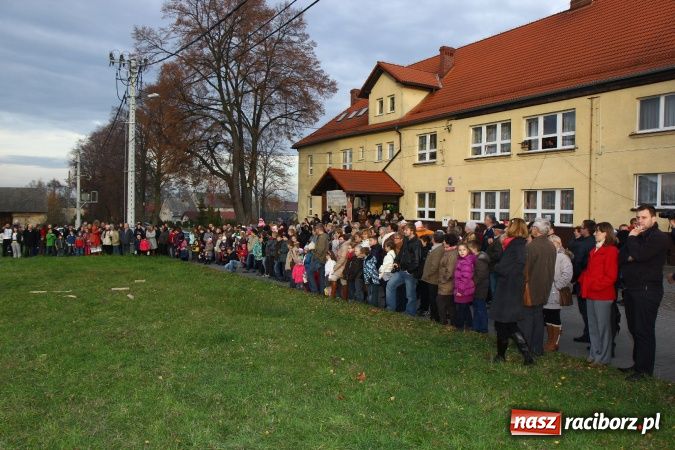 Zdjęcie w galerii na portalu naszraciborz.pl: Przedstawienie na ulicach Samborowic, a po nim... wiadomości z regionu