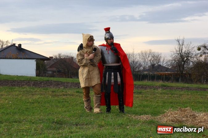 Zdjęcie w galerii na portalu naszraciborz.pl: Przedstawienie na ulicach Samborowic, a po nim... wiadomości z regionu