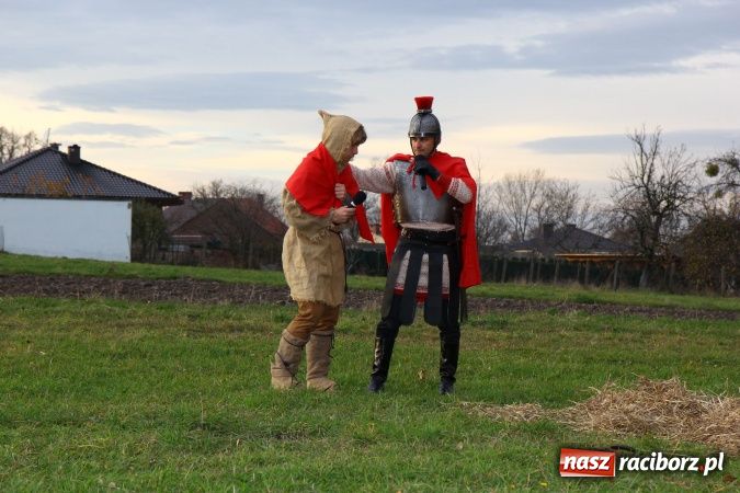 Zdjęcie w galerii na portalu naszraciborz.pl: Przedstawienie na ulicach Samborowic, a po nim... wiadomości z regionu