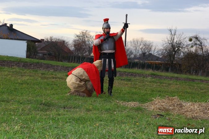 Zdjęcie w galerii na portalu naszraciborz.pl: Przedstawienie na ulicach Samborowic, a po nim... wiadomości z regionu