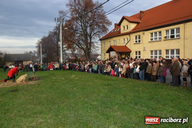 Zdjęcie w galerii na portalu naszraciborz.pl: Przedstawienie na ulicach Samborowic, a po nim... wiadomości z regionu