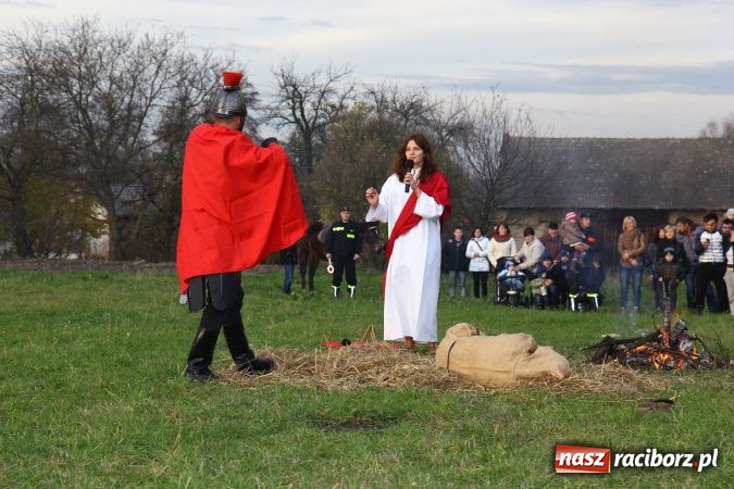 Zdjęcie w galerii na portalu naszraciborz.pl: Przedstawienie na ulicach Samborowic, a po nim... wiadomości z regionu