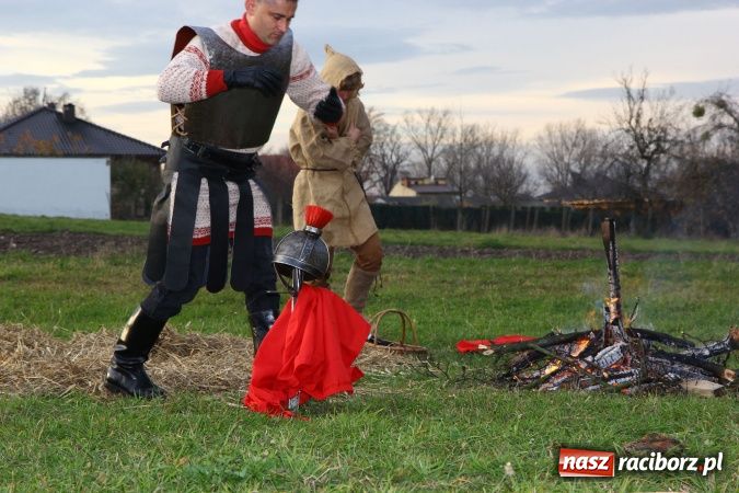 Zdjęcie w galerii na portalu naszraciborz.pl: Przedstawienie na ulicach Samborowic, a po nim... wiadomości z regionu