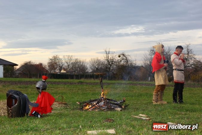 Zdjęcie w galerii na portalu naszraciborz.pl: Przedstawienie na ulicach Samborowic, a po nim... wiadomości z regionu