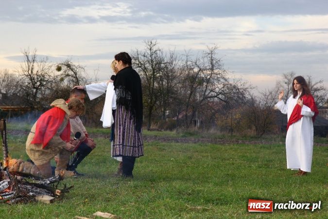 Zdjęcie w galerii na portalu naszraciborz.pl: Przedstawienie na ulicach Samborowic, a po nim... wiadomości z regionu
