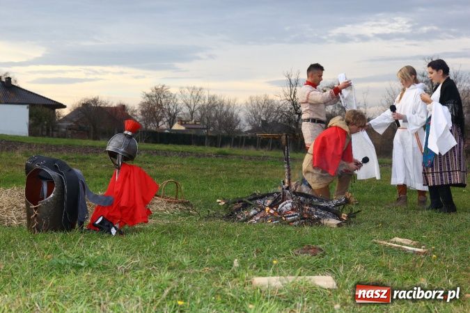 Zdjęcie w galerii na portalu naszraciborz.pl: Przedstawienie na ulicach Samborowic, a po nim... wiadomości z regionu