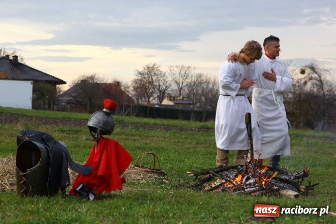 Zdjęcie w galerii na portalu naszraciborz.pl: Przedstawienie na ulicach Samborowic, a po nim... wiadomości z regionu