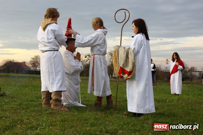 Zdjęcie w galerii na portalu naszraciborz.pl: Przedstawienie na ulicach Samborowic, a po nim... wiadomości z regionu