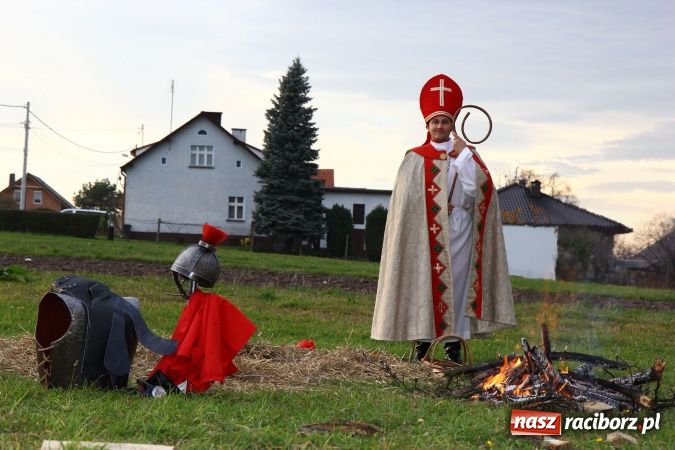Zdjęcie w galerii na portalu naszraciborz.pl: Przedstawienie na ulicach Samborowic, a po nim... wiadomości z regionu