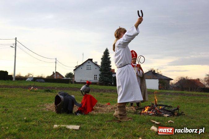 Zdjęcie w galerii na portalu naszraciborz.pl: Przedstawienie na ulicach Samborowic, a po nim... wiadomości z regionu