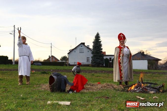 Zdjęcie w galerii na portalu naszraciborz.pl: Przedstawienie na ulicach Samborowic, a po nim... wiadomości z regionu