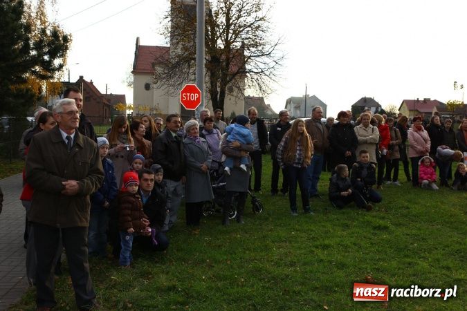 Zdjęcie w galerii na portalu naszraciborz.pl: Przedstawienie na ulicach Samborowic, a po nim... wiadomości z regionu