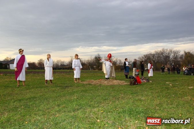 Zdjęcie w galerii na portalu naszraciborz.pl: Przedstawienie na ulicach Samborowic, a po nim... wiadomości z regionu