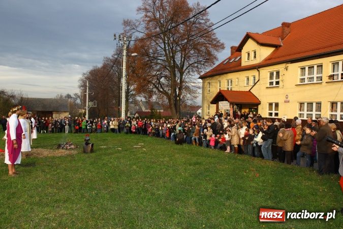 Zdjęcie w galerii na portalu naszraciborz.pl: Przedstawienie na ulicach Samborowic, a po nim... wiadomości z regionu