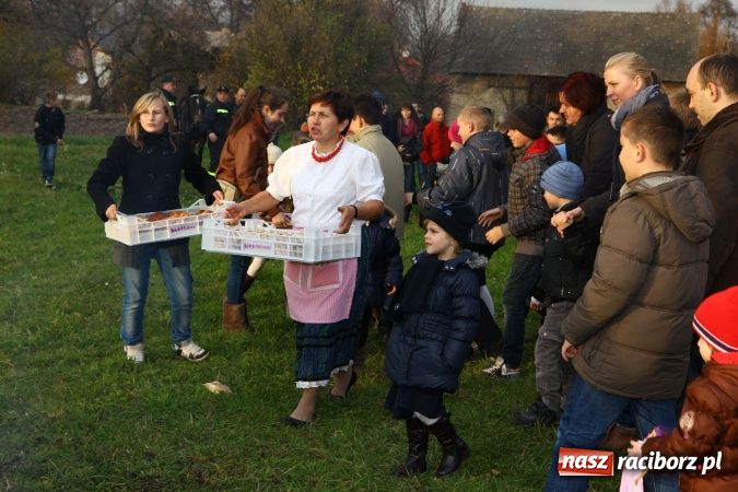 Zdjęcie w galerii na portalu naszraciborz.pl: Przedstawienie na ulicach Samborowic, a po nim... wiadomości z regionu