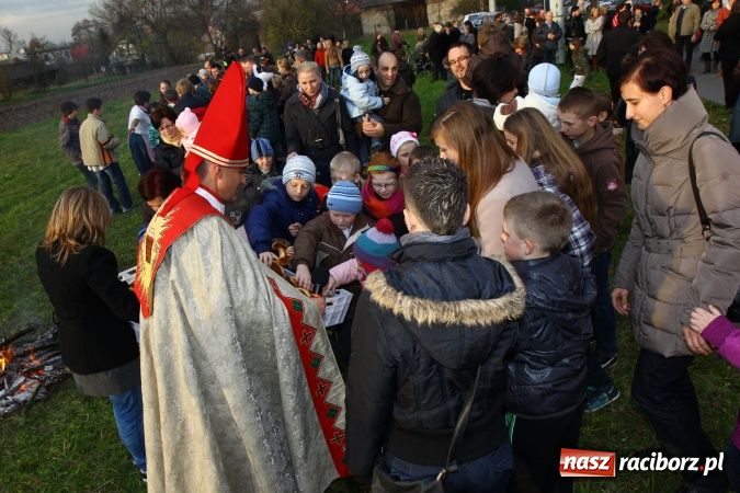 Zdjęcie w galerii na portalu naszraciborz.pl: Przedstawienie na ulicach Samborowic, a po nim... wiadomości z regionu