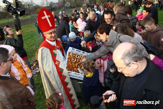 Zdjęcie w galerii na portalu naszraciborz.pl: Przedstawienie na ulicach Samborowic, a po nim... wiadomości z regionu