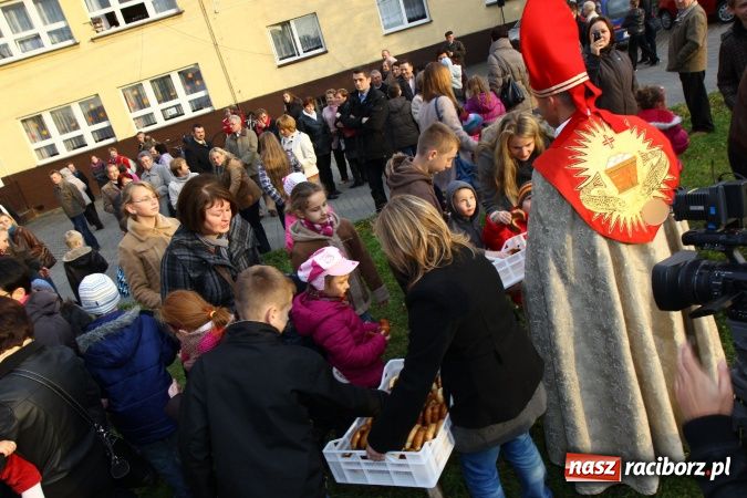 Zdjęcie w galerii na portalu naszraciborz.pl: Przedstawienie na ulicach Samborowic, a po nim... wiadomości z regionu