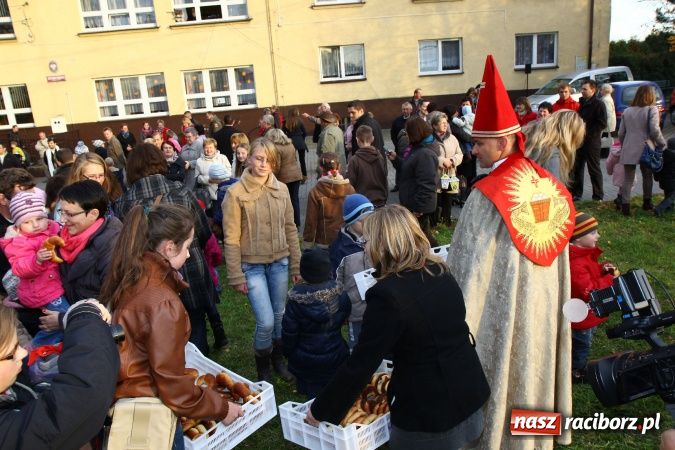 Zdjęcie w galerii na portalu naszraciborz.pl: Przedstawienie na ulicach Samborowic, a po nim... wiadomości z regionu
