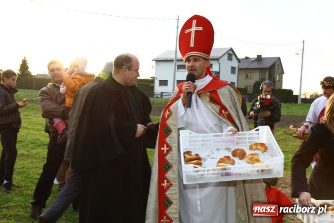 Zdjęcie w galerii na portalu naszraciborz.pl: Przedstawienie na ulicach Samborowic, a po nim... wiadomości z regionu