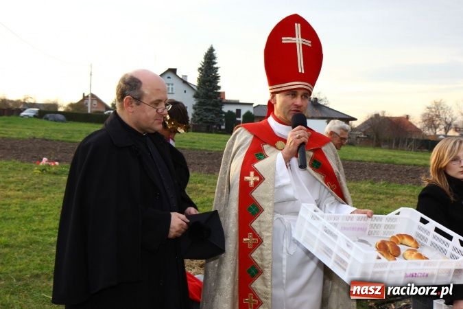 Zdjęcie w galerii na portalu naszraciborz.pl: Przedstawienie na ulicach Samborowic, a po nim... wiadomości z regionu