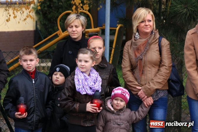 Zdjęcie w galerii na portalu naszraciborz.pl: Przedstawienie na ulicach Samborowic, a po nim... wiadomości z regionu