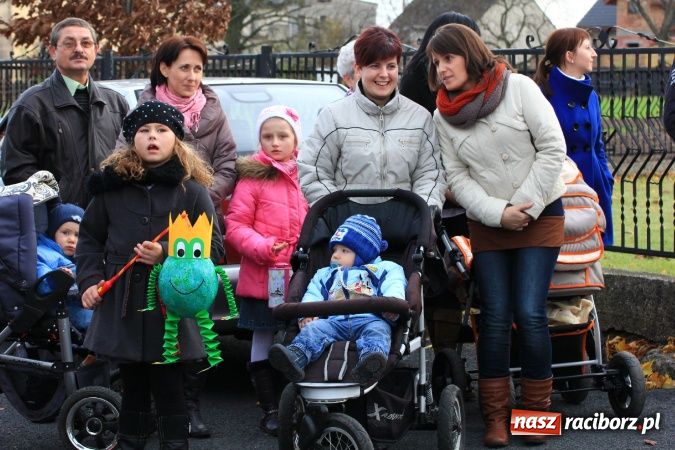 Zdjęcie w galerii na portalu naszraciborz.pl: Przedstawienie na ulicach Samborowic, a po nim... wiadomości z regionu