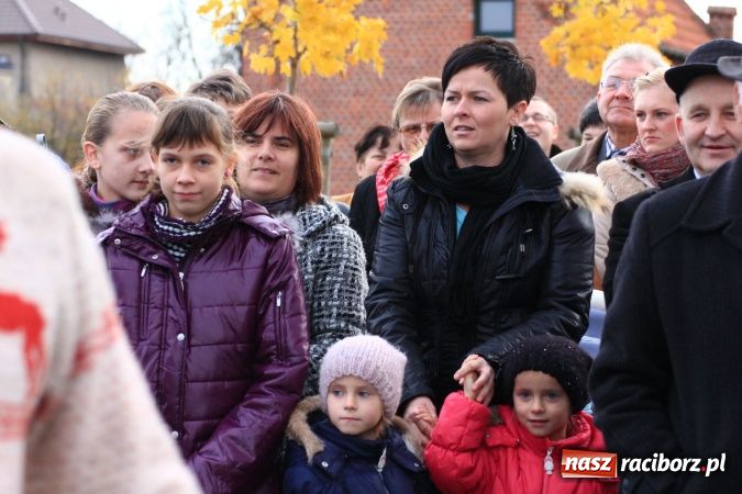 Zdjęcie w galerii na portalu naszraciborz.pl: Przedstawienie na ulicach Samborowic, a po nim... wiadomości z regionu