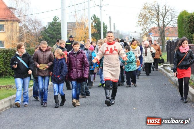 Zdjęcie w galerii na portalu naszraciborz.pl: Przedstawienie na ulicach Samborowic, a po nim... wiadomości z regionu