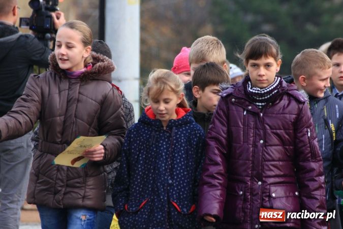 Zdjęcie w galerii na portalu naszraciborz.pl: Przedstawienie na ulicach Samborowic, a po nim... wiadomości z regionu