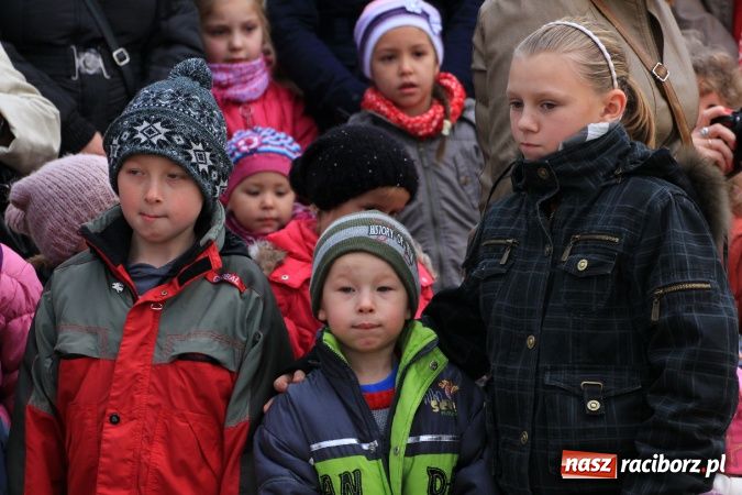 Zdjęcie w galerii na portalu naszraciborz.pl: Przedstawienie na ulicach Samborowic, a po nim... wiadomości z regionu