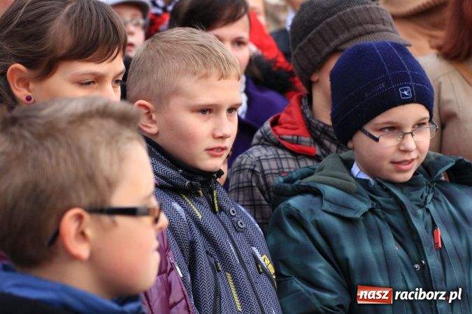 Zdjęcie w galerii na portalu naszraciborz.pl: Przedstawienie na ulicach Samborowic, a po nim... wiadomości z regionu