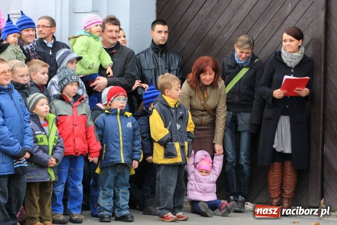 Zdjęcie w galerii na portalu naszraciborz.pl: Przedstawienie na ulicach Samborowic, a po nim... wiadomości z regionu