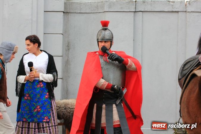 Zdjęcie w galerii na portalu naszraciborz.pl: Przedstawienie na ulicach Samborowic, a po nim... wiadomości z regionu